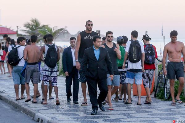 53岁齐达内夜游上海，与大妈踢毽子几分钟融入氛围，展现顶级球商