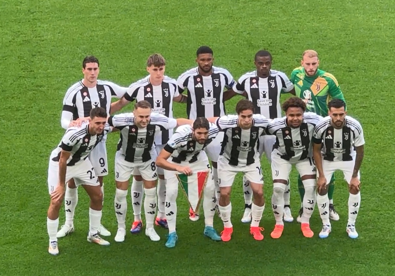 前锋关键时刻破门，球队士气高涨