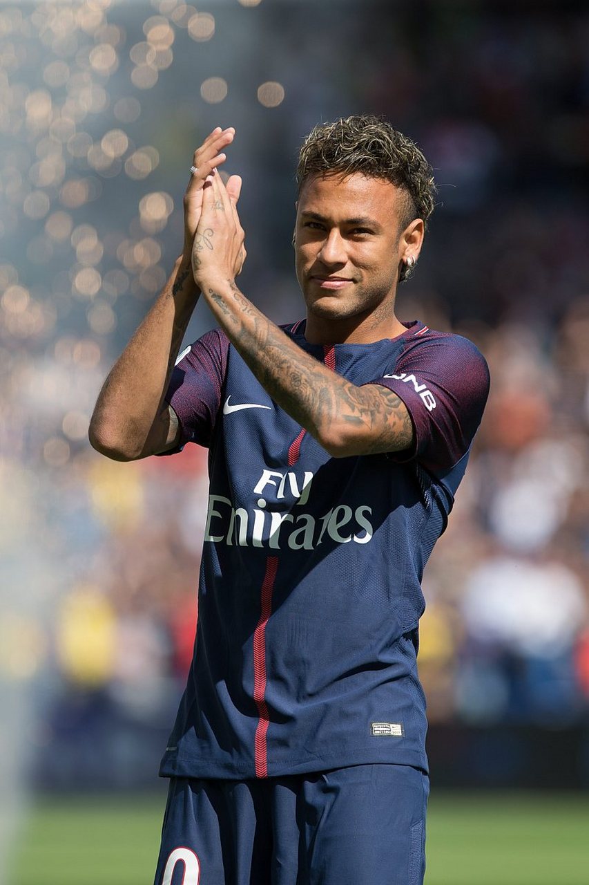 [流言板]整活！东北足球赛李晓旭“踹飞”郭艾伦，后者掏出黄牌警告李晓旭