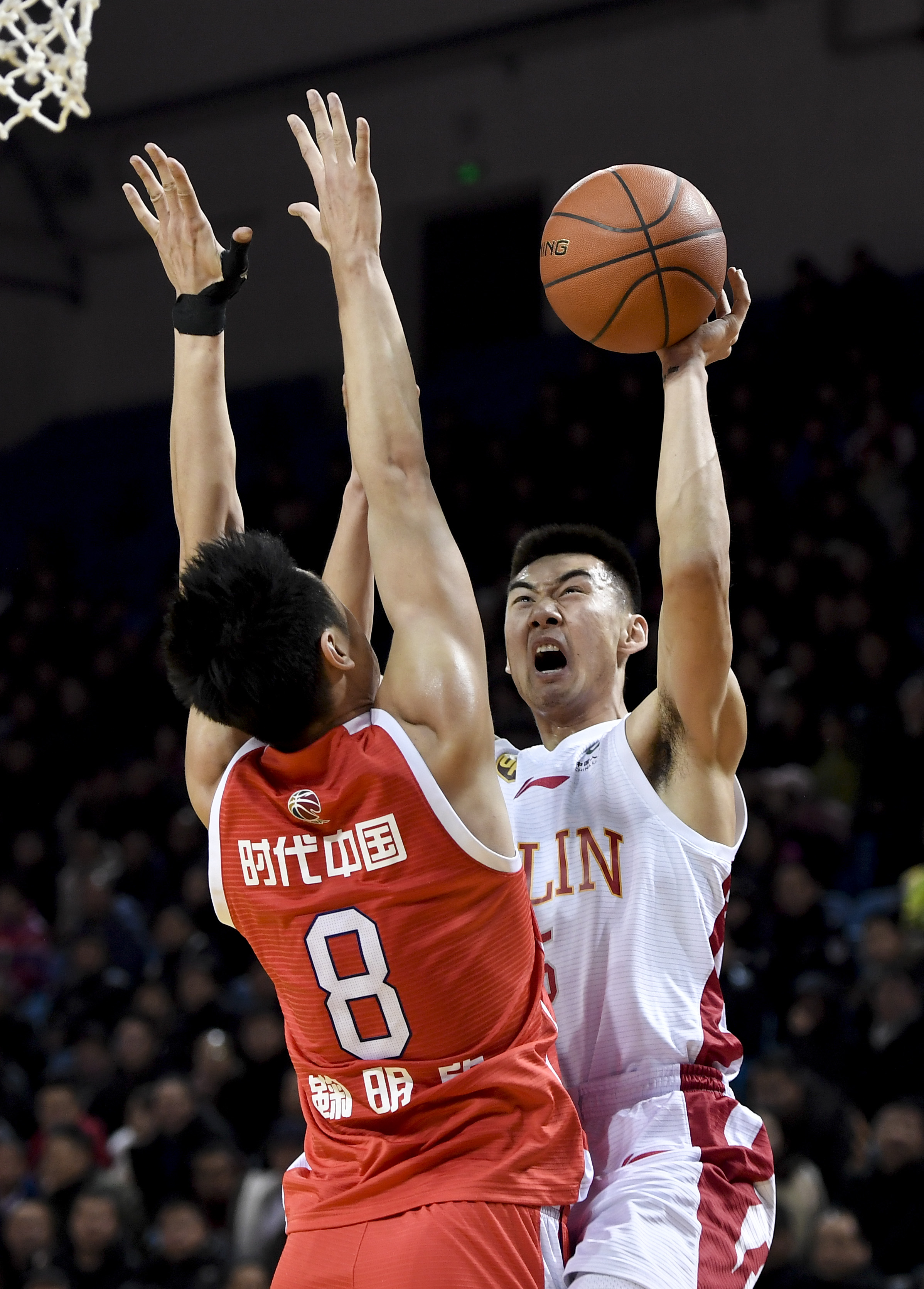 NBA：太阳替补群发威 轻取国王